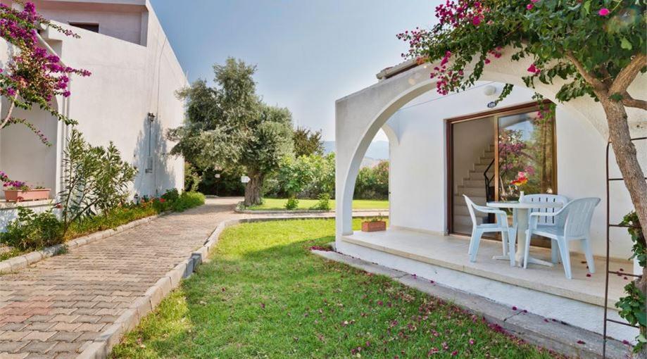 Bare Hill Holiday Apartments Krini Buitenkant foto